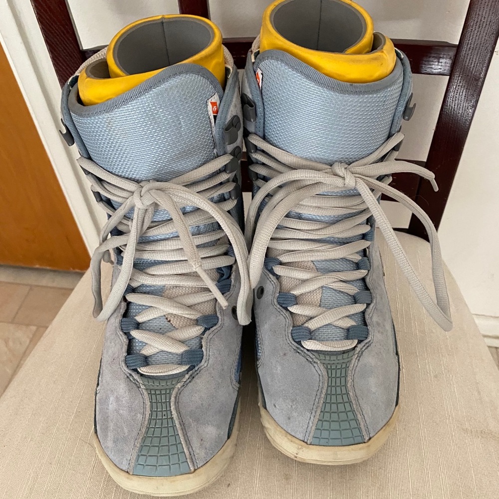 New Women’s snowboard boots.